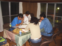 遠めから撮影したチーム会の写真