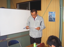 ビデオ学習の説明をしている社長の写真