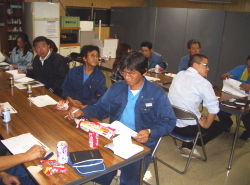 ビデオを視聴している社員の写真