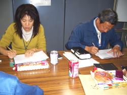 専用用紙に書き込んでいる社員の写真
