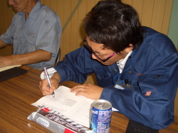 考えながら書き込んでいる写真