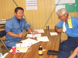 照れながら談笑している写真
