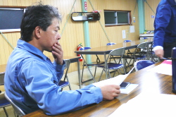 書類を読んでいる写真