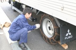 チェーンの装着練習をしている写真
