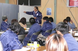社長が説明をしている写真
