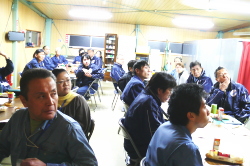 説明を聞いている社員の写真