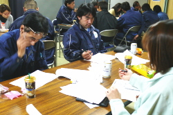 考えている社員の写真