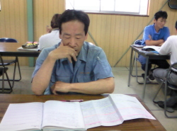 ノートを見ている写真